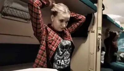 Русская девушка соблазнила попутчика и занялась приятным сексом в поезде