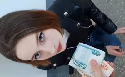 Красивая русская девушка согласилась на секс за деньги с парнями